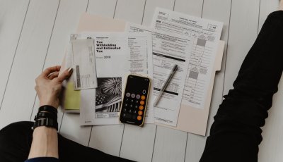 Moederschap kost je bijna de helft van je inkomen