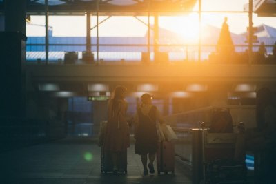 Vrouwen boeken alleen, maar reizen steeds vaker samen